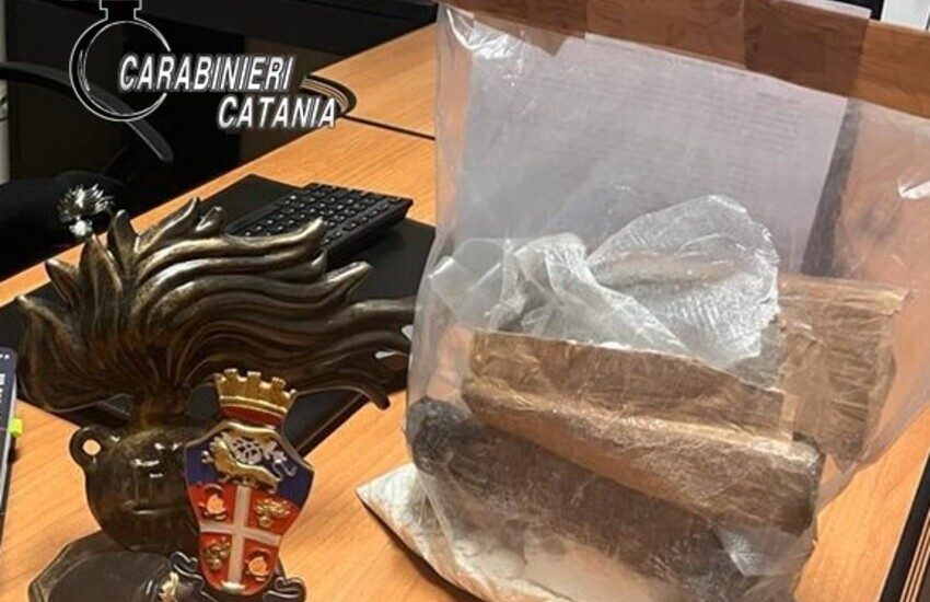 San Gregorio, beccati con 2600 dosi di coca in auto, due arrestati