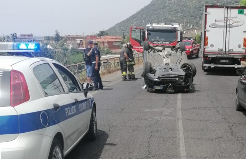Si ribalta con l’auto lungo le ‘Coste’ di Sezze: automobilista trasportato al Goretti