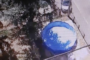 Napoli: occupa una casa del comune, recinta un’aiuola pubblica e allestisce una piscina