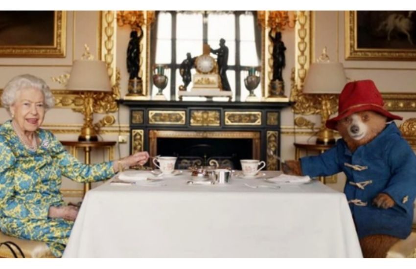 VIDEO – La regina Elisabetta e il video con l’orso Paddington fa impazzire tutti gli inglesi