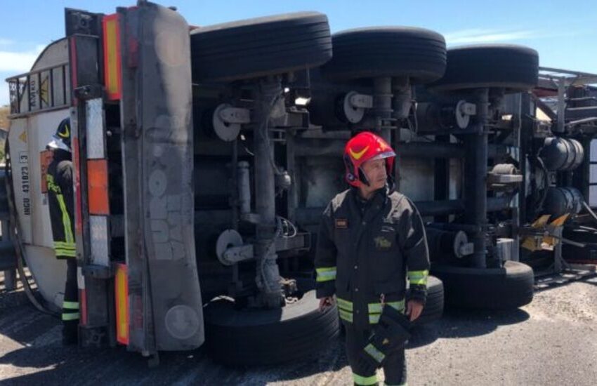 Paura nel Salento. Autocisterna piena di benzina si ribalta sul fianco e fa impazzire il traffico sulla 101