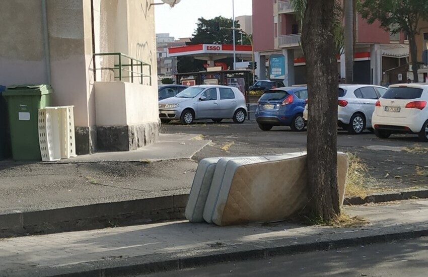 Comitato Vulcania, “basta materassi lasciati in strada per mesi, uno scandalo che deve finire”