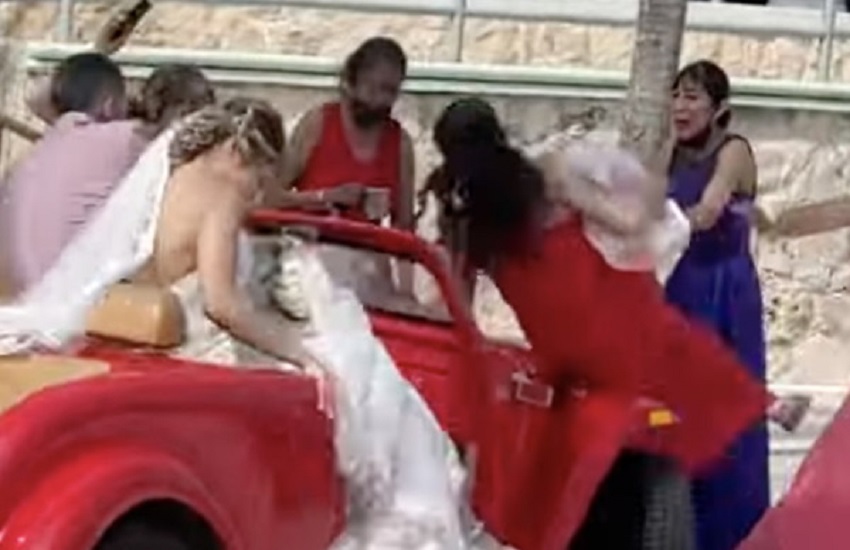 [VIDEO] Messico, sposo investe damigella con l’auto: tanta paura