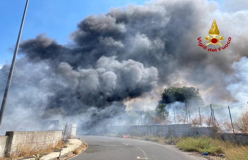 [GALLERY] Giarre, arbusti incolti e rifiuti prendono fuoco in via Carlo Sada: danneggiato ponteggio cantiere abbandonato