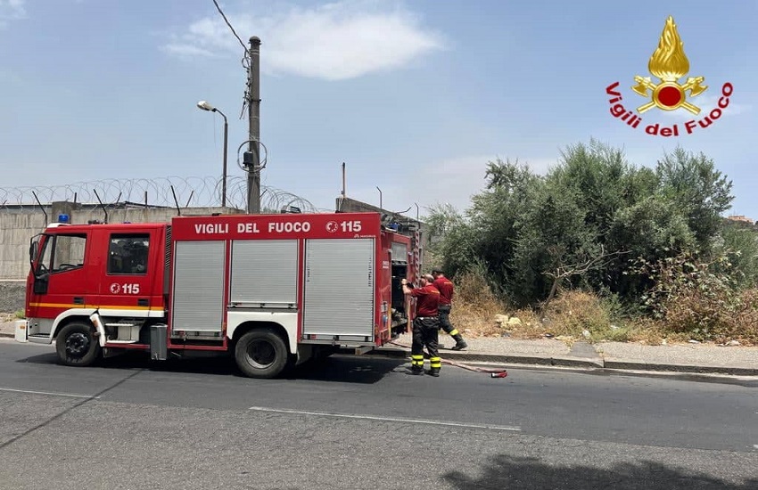 [GALLERY] Incendi a Catania e provincia: sterpaglie e rifiuti in fiamme in via Acquicella Porto, a fuoco pannelli fotovoltaici a Caltagirone