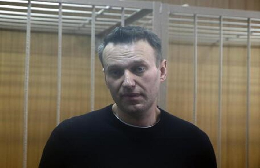 Aleksei Navalny e la strana condanna: costretto a guardare ritratto di Putin