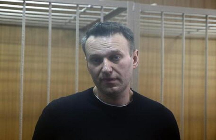 L’ultimo “sgarbo” di Putin a Navalny: “Nessuna agenzia di pompe funebri vuole organizzare il suo funerale”