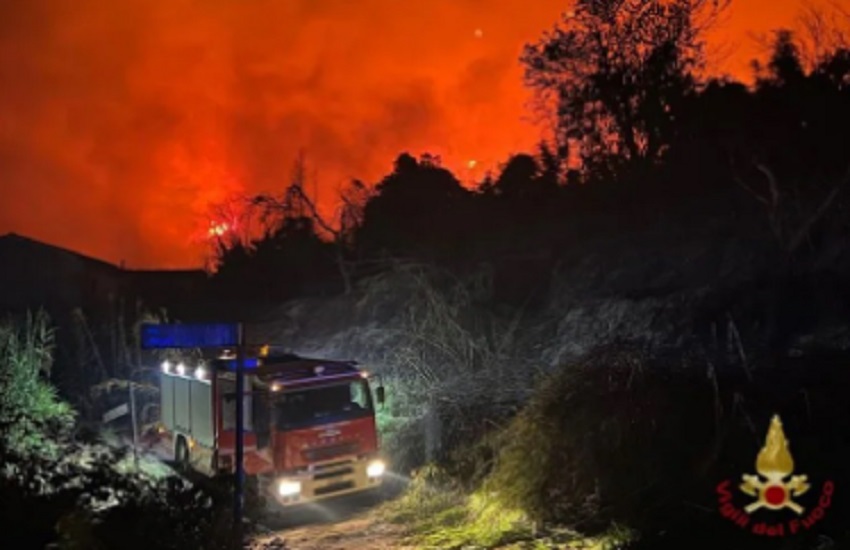 Massarosa, vasto incendio parte dai boschi e invade tutta l’area: Vigili del Fuoco ancora sul posto