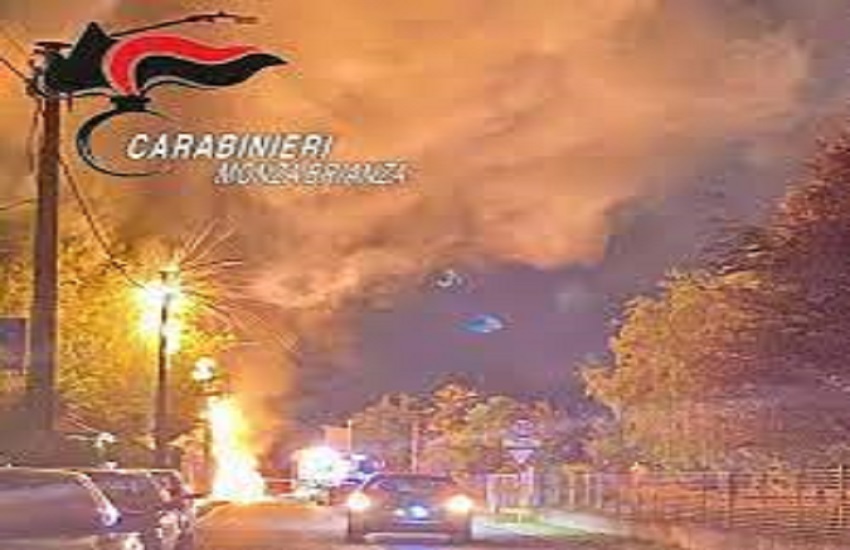 Monza e Brianza, auto sbatte contro palo della luce e provoca incendio e blackout: denunciato 28enne