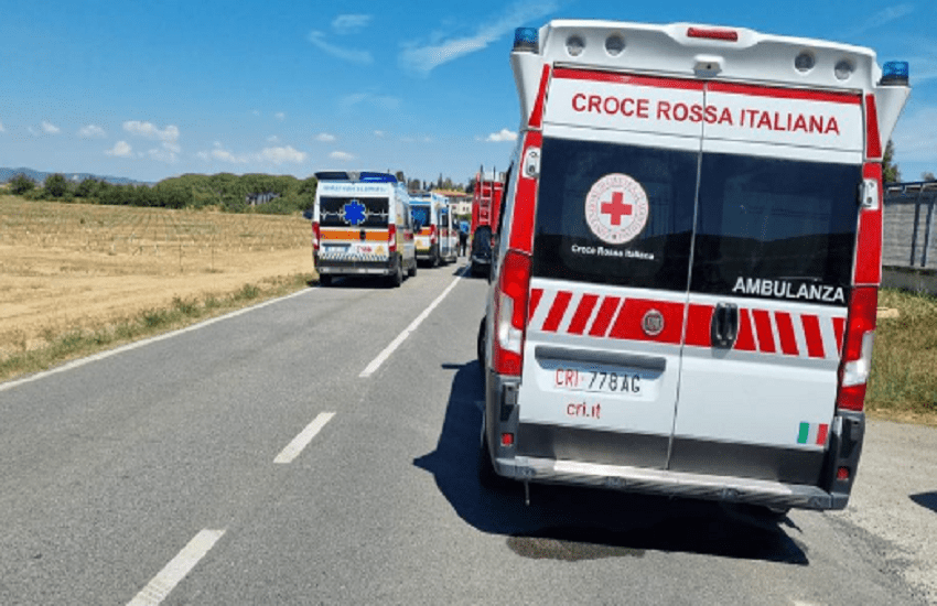 Anziano si sente male mentre è alla guida e travolge 20 ciclisti: 4 i morti