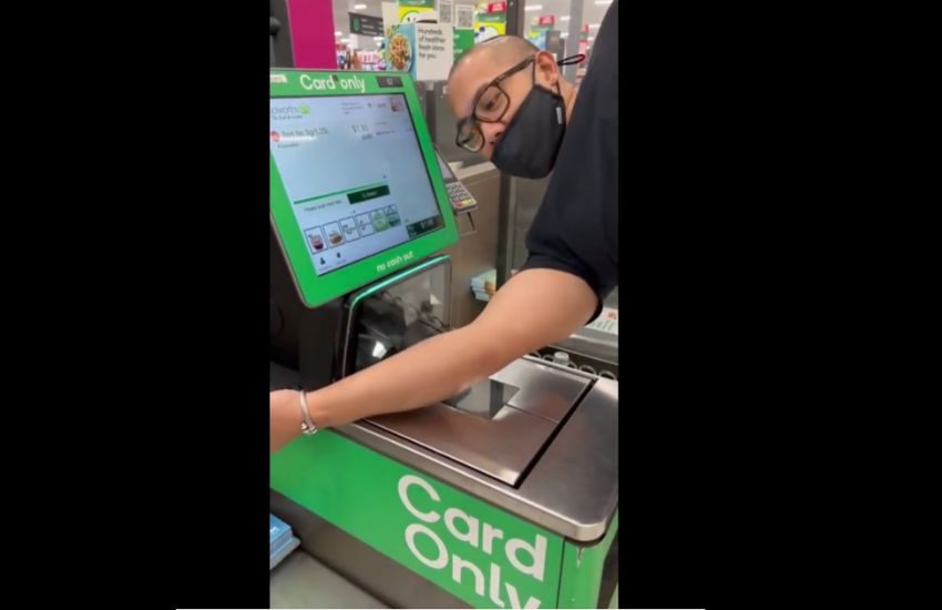 Un ragazzo si è tatuato la tessera del supermercato sul braccio – Video