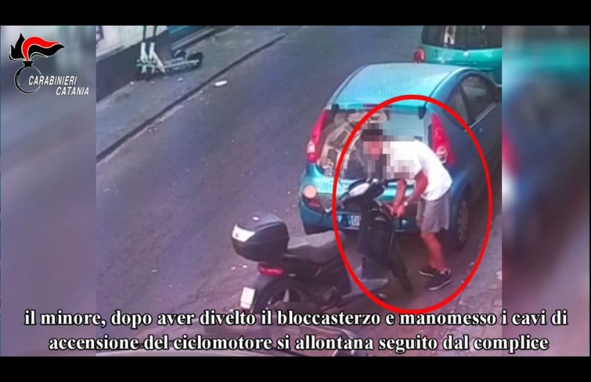 [Video] Catania, minorenne ruba un motorino in 40 secondi: arrestato