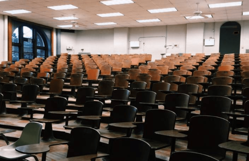 Napoli: iscritto all’università da 18 anni, il giudice dà ragione al padre, stop al mantenimento