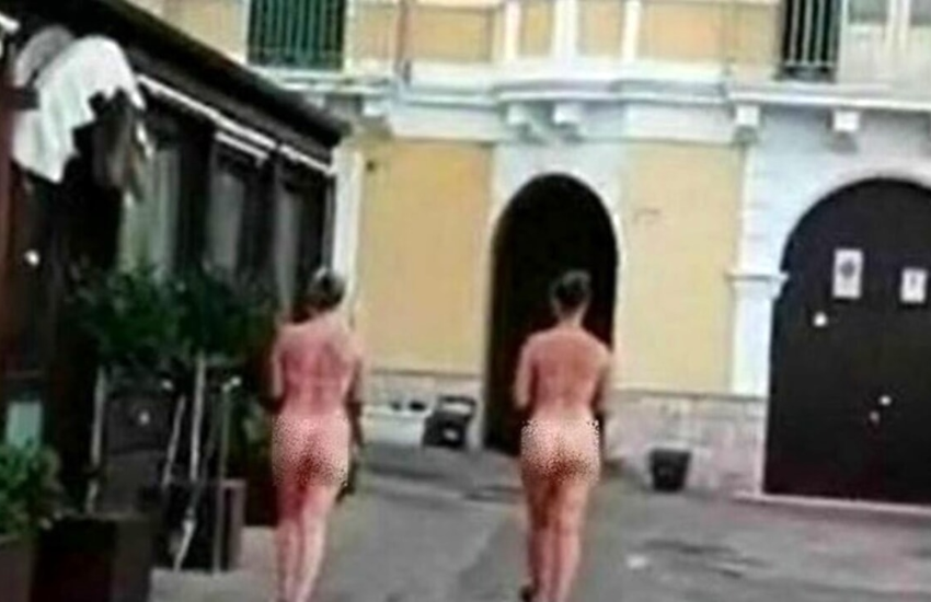 Gallipoli: la passeggiata delle turiste nude diventa virale (VIDEO)