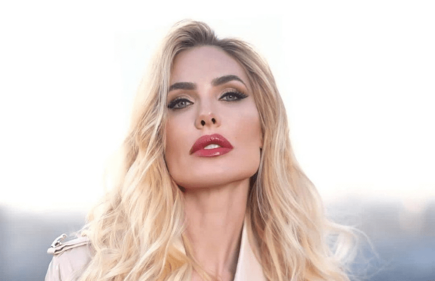 Ilary Blasi dopo l’addio con Totti si consola al mare sfoggiando un bikini rosso fuoco