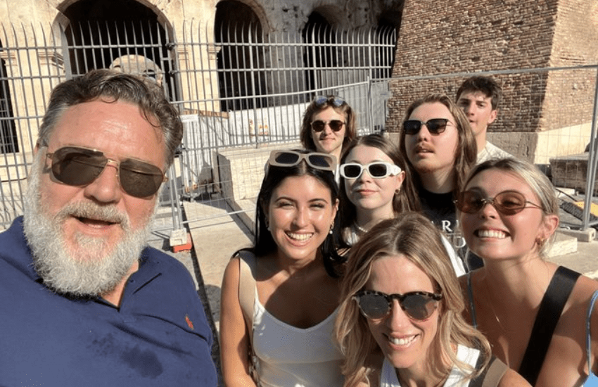 Russell Crowe che torna nel suo Colosseo e le altre star in vacanza in Italia