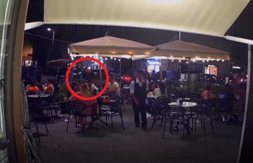 Napoli, rapina ai tavolini del bar a un turista, ma poi il ladro restituisce l’orologio: “E’ falso”