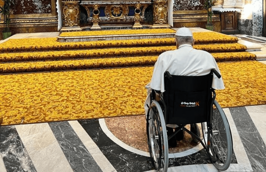Papa Francesco si affida alla Madonna prima del “pellegrinaggio penitenziale”