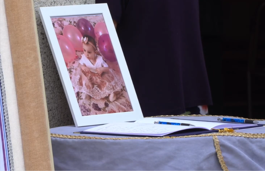 I funerali della bimba morta sola in casa, l’urlo della nonna: “Diana, ciao, la mia Diana” (VIDEO)