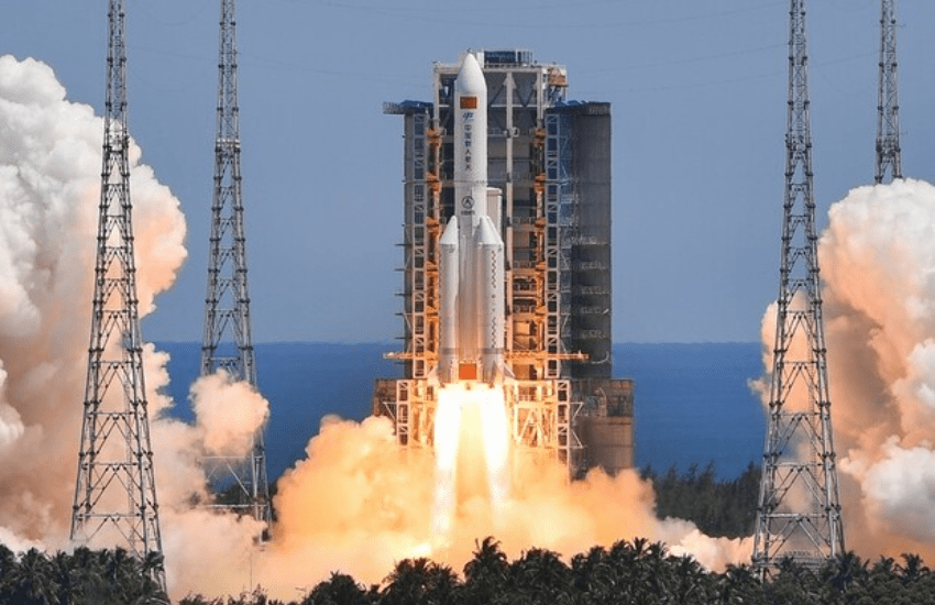 Componente di un razzo cinese in caduta incontrollata sulla Terra