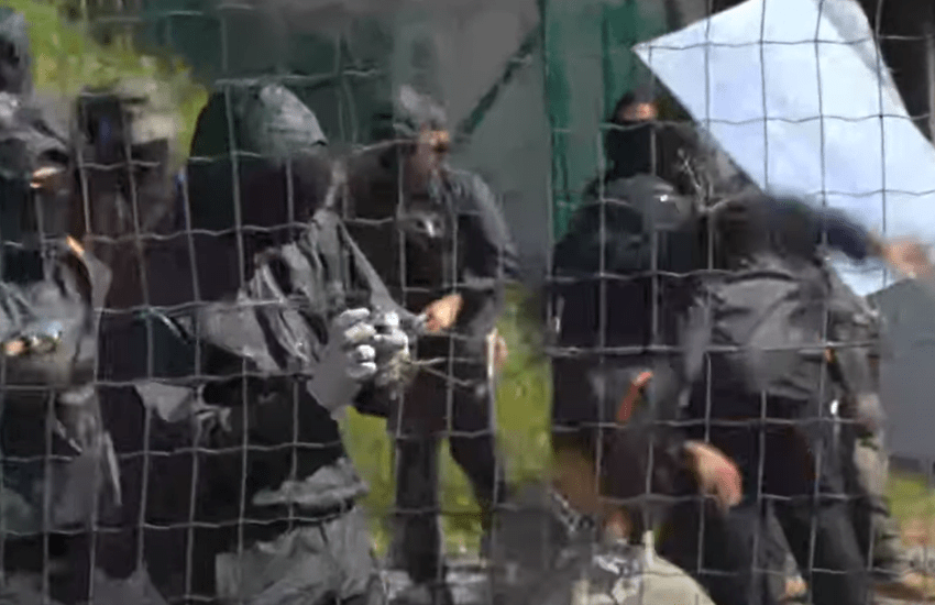 No Tav, applausi e slogan contro la polizia quando gli agenti sono feriti negli assalti (VIDEO)
