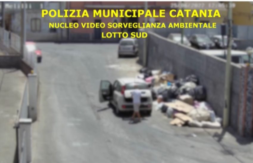 Catania, mille gli incivili ripresi dalle telecamere mentre gettano spazzatura per strada