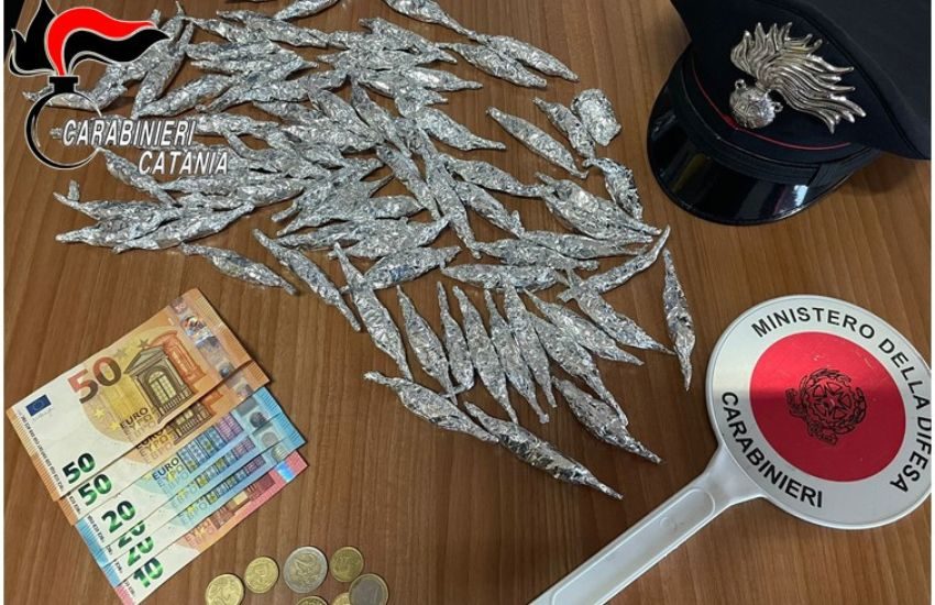 Paternò, beccato con 78 dosi di droga, arrestato 21enne