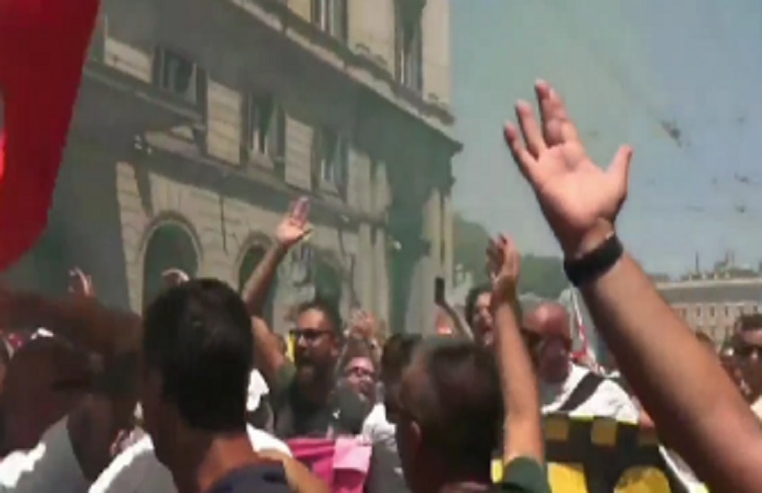 [VIDEO] Protesta tassisti, toni alti a Napoli contro Selvaggia Lucarelli: “E’ una pu******”