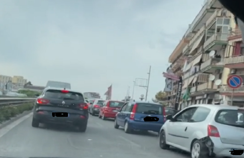 [VIDEO] Malviventi rapinano automobilista con la pistola sulla Circumvallazione Esterna di Napoli
