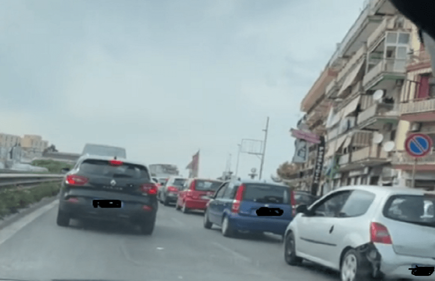 [VIDEO] Malviventi rapinano automobilista con la pistola sulla Circumvallazione Esterna di Napoli