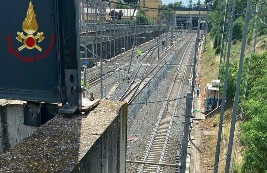 Prova a prendere il treno, ma viene trascinato per oltre 300 metri: morto 50enne a Trani