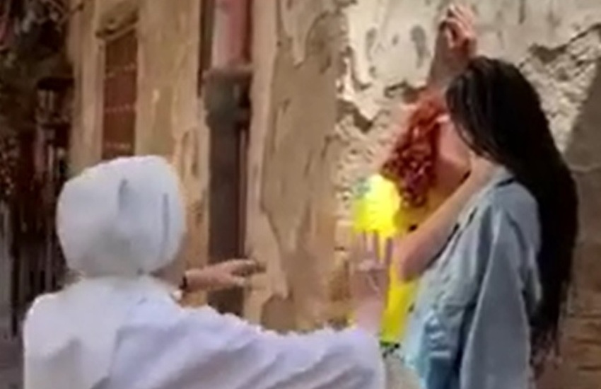 “È il diavolo”: suora interrompe bacio tra due modelle a Napoli – VIDEO