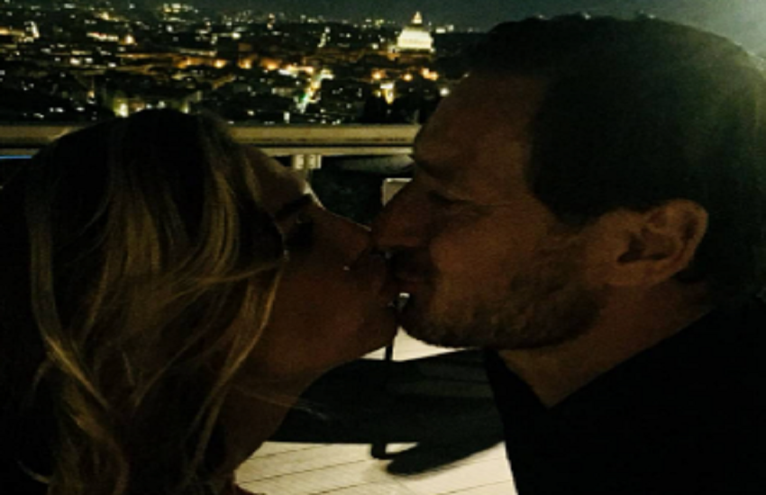 Totti e Noemi Bocchi, virale la foto in cui bacia Ilary: l’equivoco per la somiglianza