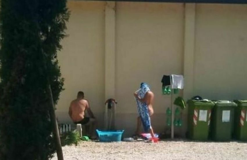 Due uomini nudi si lavano nel cimitero: choc nel padovano