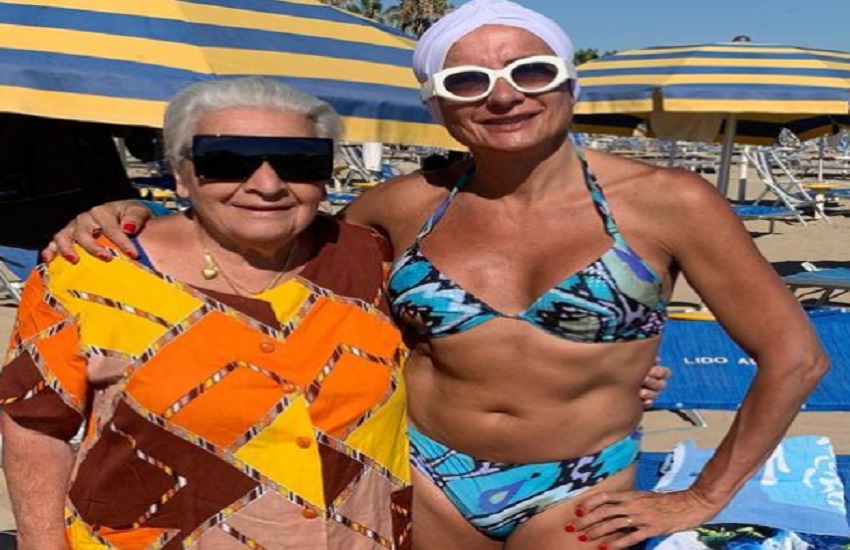 Vladimir Luxuria in bikini assieme alla madre in Molise