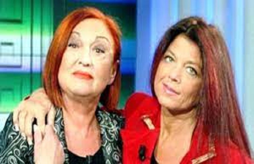 Stefania Nobile e Wanna Marchi si fanno beffe dei detrattori: “Ogni sera mangiamo caviale e beviamo champagne”