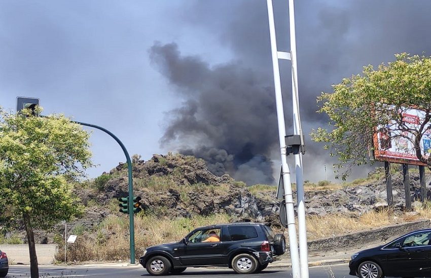 Sterpaglie e rifiuti prendono fuoco in via Filippo Eredia: tre squadre dei Vigili del Fuoco sul posto