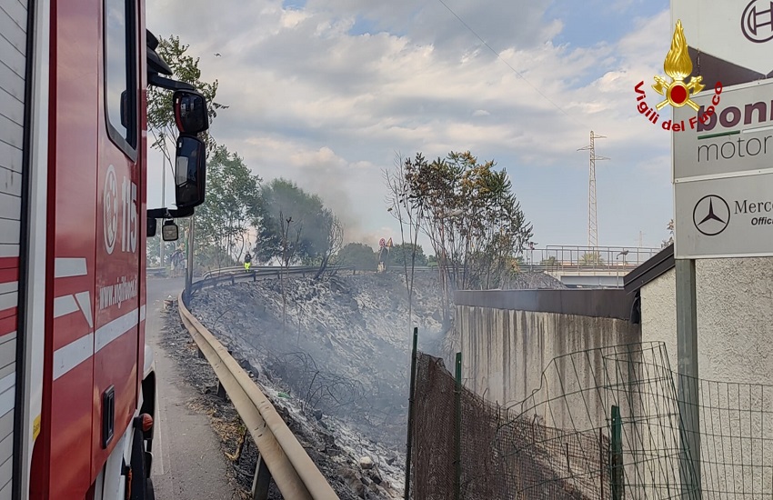[GALLERY] San Gregorio, in fiamme diversi mezzi di fronte a officina in via Gelatusi: Vigili del Fuoco ancora sul posto