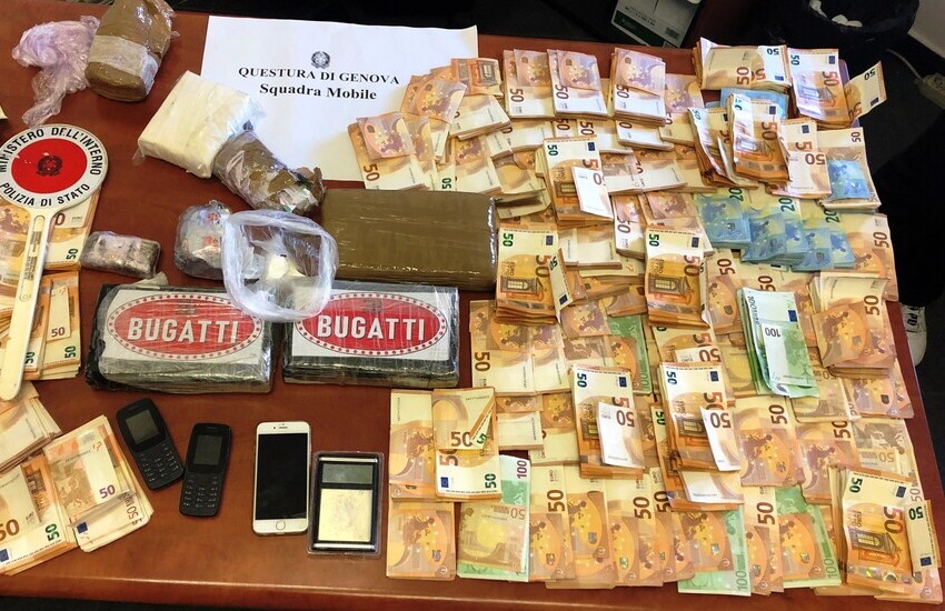 Carignano, arrestato pusher “delivery”, in casa aveva 4 kg di droga e contanti