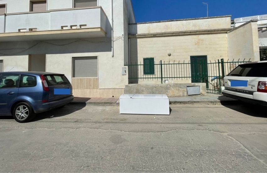 Lecce: posto auto tenuto occupato con l’uso di un frigorifero