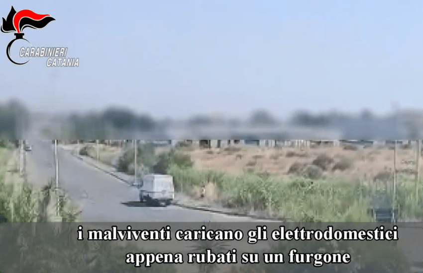 [VIDEO] Catania, rubano elettrodomestici ancora imballati. Beccati e denunciati in quattro