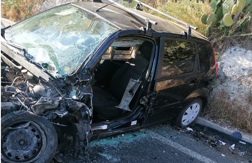 Scontro frontale tra due auto lungo ‘Le Coste’: feriti trasportati con l’eliambulanza
