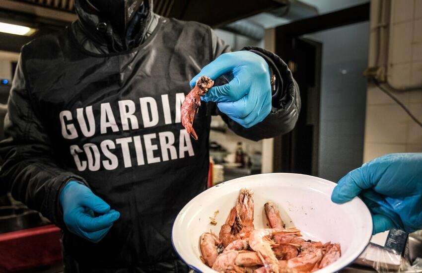 Capomulini, sanzionati due noti ristoranti dalla guardia costiera