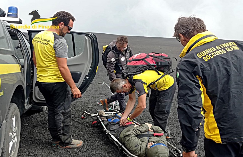 [FOTO E VIDEO] Turista francese cade nei Crateri Barbagallo sull’Etna: per lei un trauma a un ginocchio