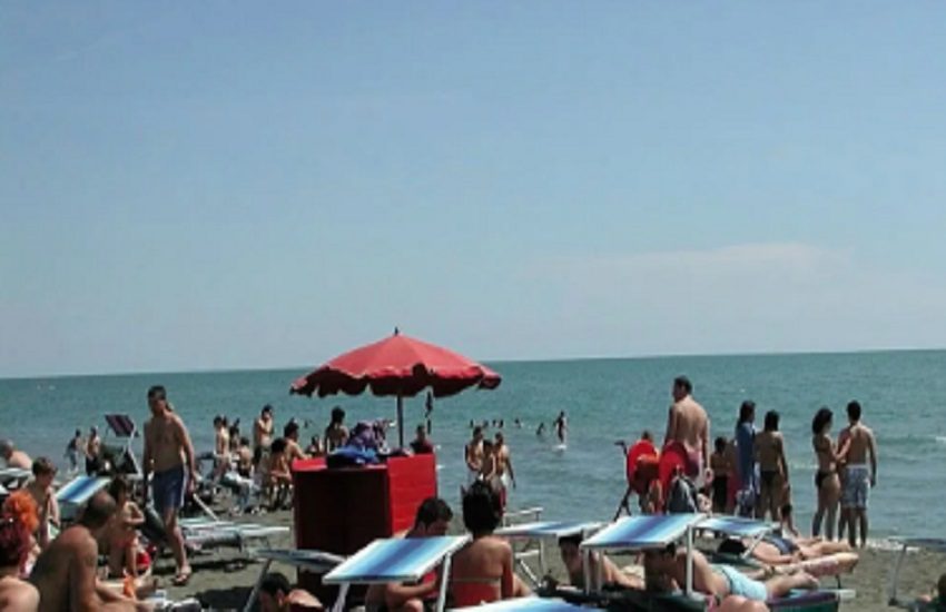 Meta di Sorrento, si masturba davanti a minorenni in spiaggia: arrestato 56enne