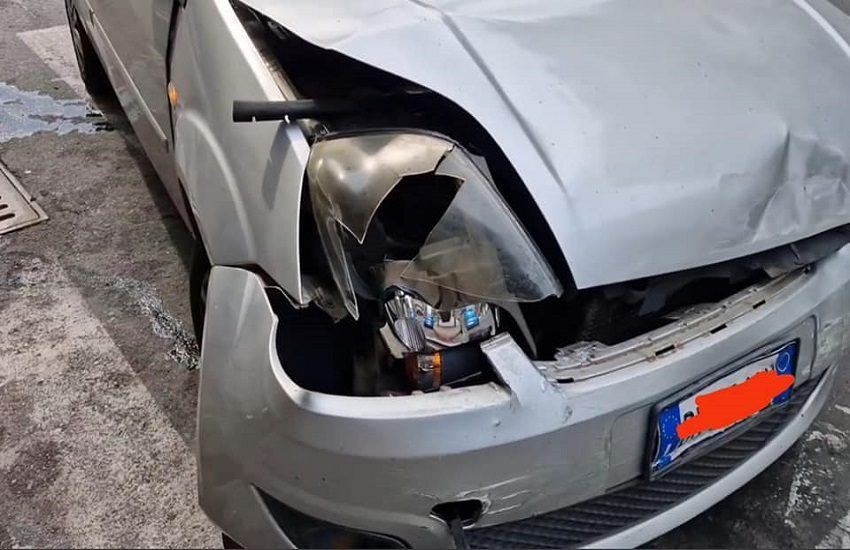 [GALLERY] Acireale, scontro fra due auto in via Kennedy: Municipale ancora sul posto