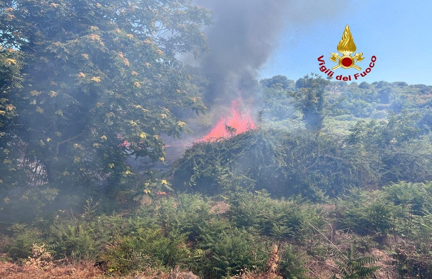[GALLERY E VIDEO] Sterpaglie e vegetazione prendono fuoco sulla collina di Vampolieri: intervento ancora in corso