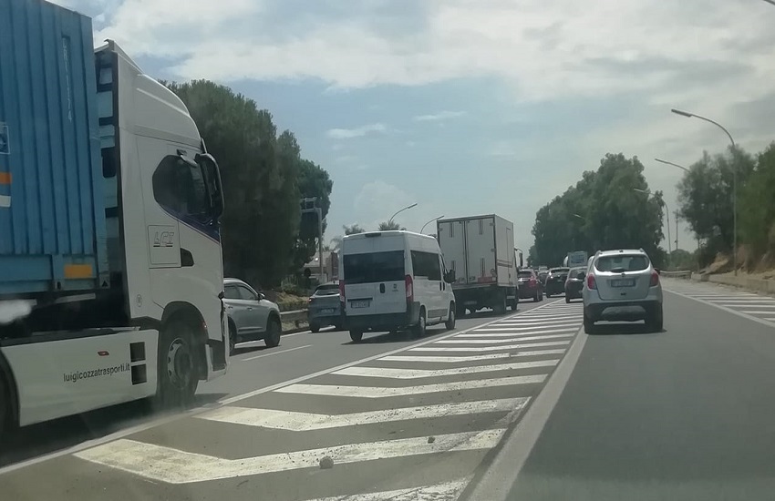 Autostrada Messina-Catania, in fiamme auto: Vigili del Fuoco e Polstrada sul posto