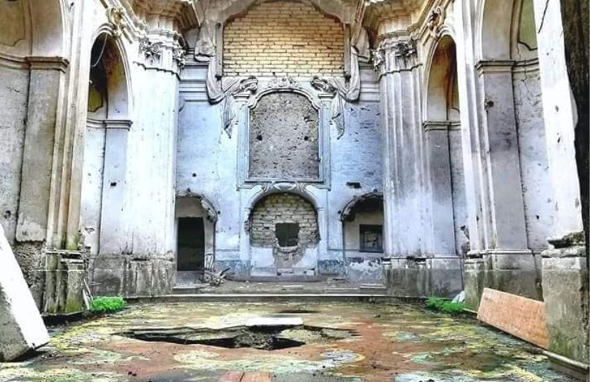 Lo strano furto nella chiesa di Aversa: portate via maioliche e pezzi di pavimento