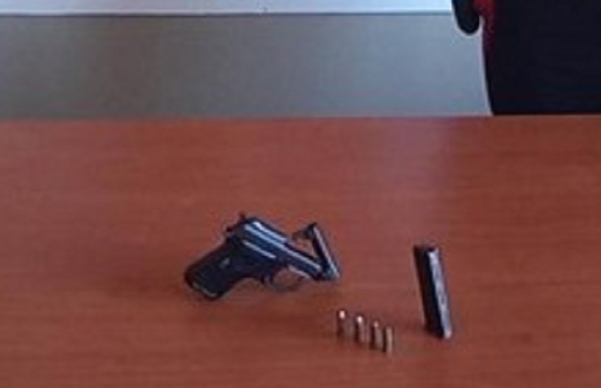 Pistola e proiettili sotto il sedile anteriore della macchina: ai domiciliari consigliere comunale di Adrano